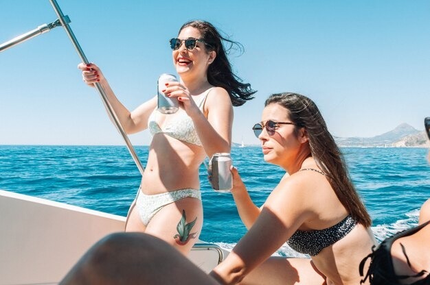 Chicas disfrutando de un emocionante paseo en bote deportivo