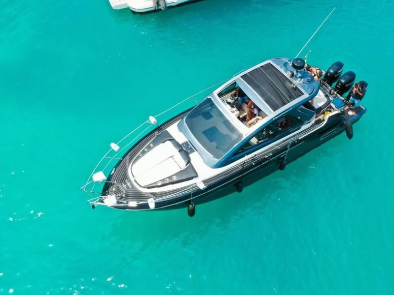 Mini Yate Ambar II Nuestro hermoso Yate Ambar II cuenta con todas las comodidades y exigencias r (1)