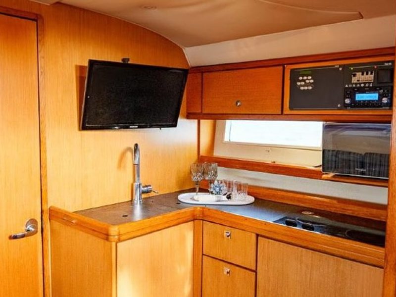 Mini Yate Ambar II Nuestro hermoso Yate Ambar II cuenta con todas las comodidades y exigencias r (4)