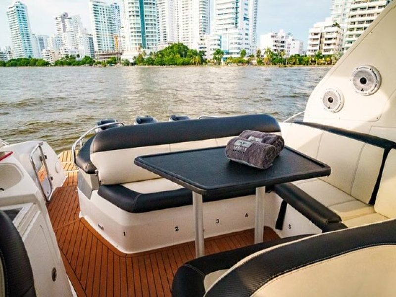 Mini Yate Ambar II Nuestro hermoso Yate Ambar II cuenta con todas las comodidades y exigencias r (8)