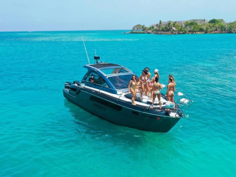 Mini Yate Ambar II Nuestro hermoso Yate Ambar II cuenta con todas las comodidades y exigencias r