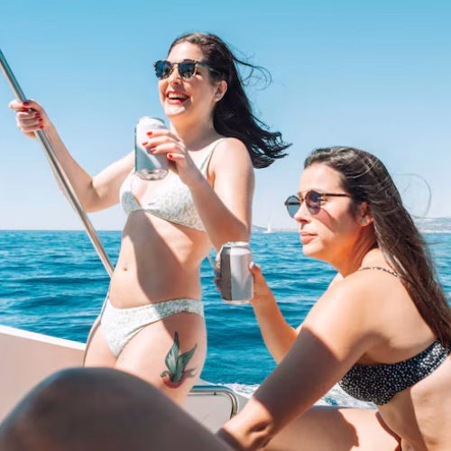 mujer-tomando-copa-barco_148364-91